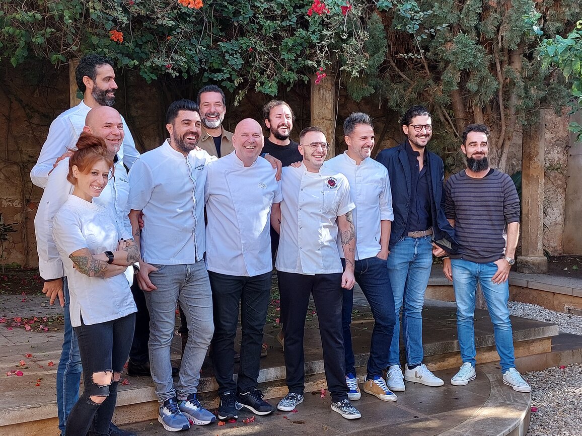 Algunos de los chefs que participan en Chef Aid Mallorca con el equipo de producción. 