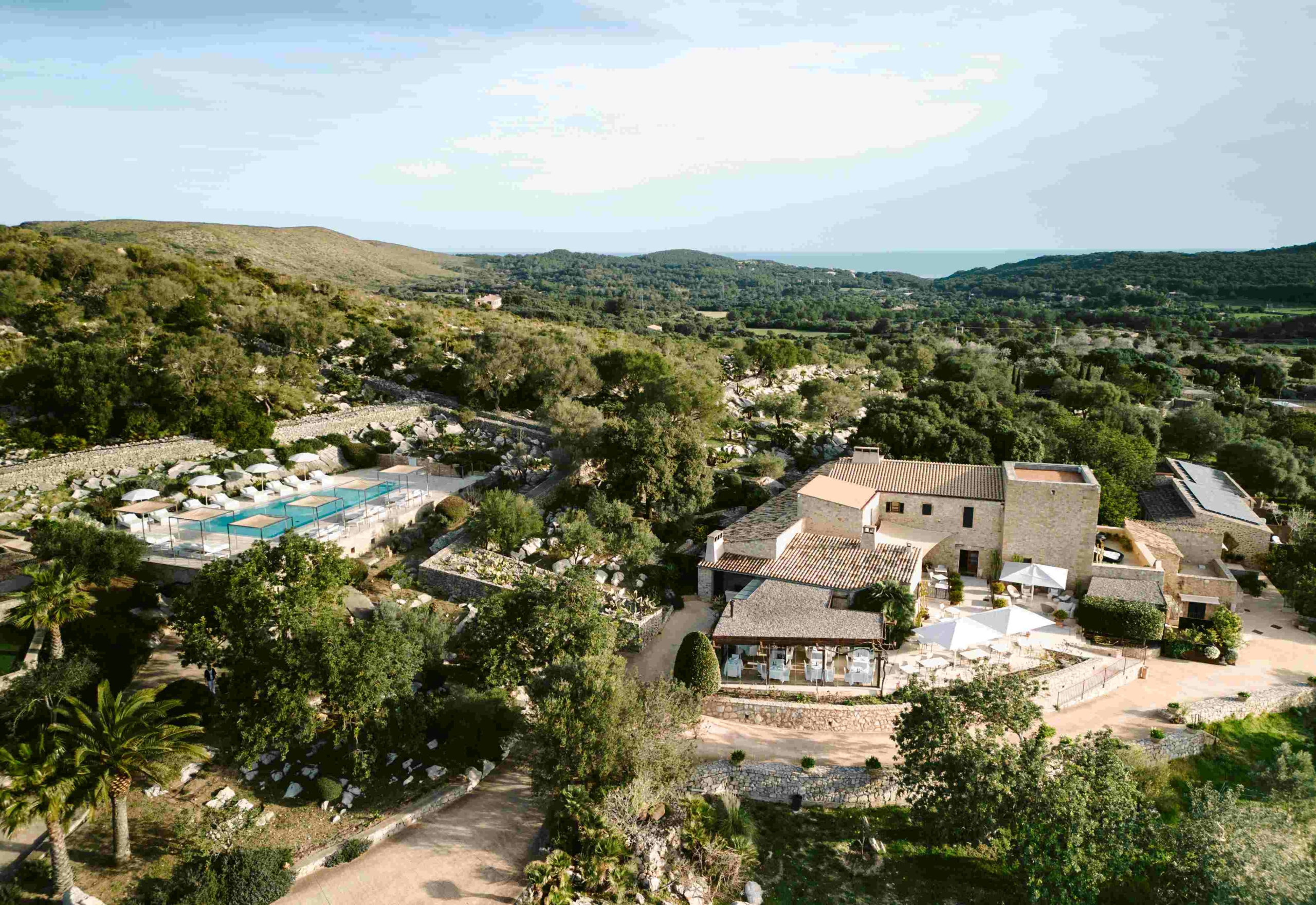 Vista aérea del Hotel Cases de Son Barbassa, en medio de la Mallorca rural y a pocos kilómetros del mar. 