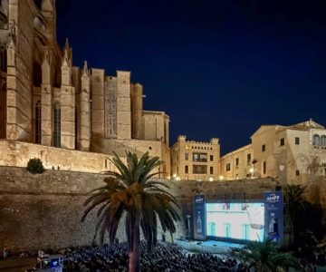 Proyección de película en Ses Voltes, debajo de la Catedral de Palma, en el marco del Atlántida Film Fest