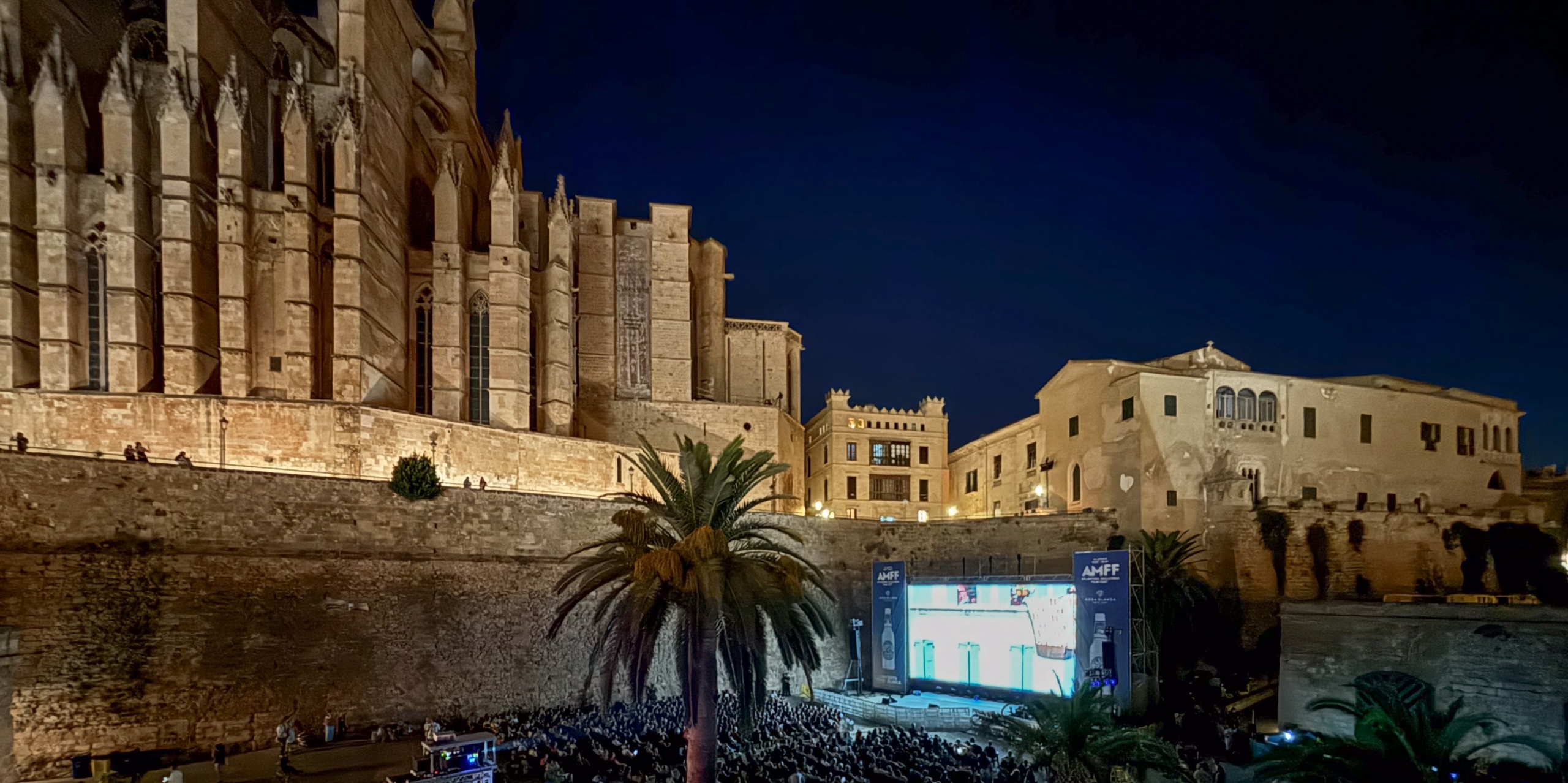 Proyección de película en Ses Voltes, debajo de la Catedral de Palma, en el marco del Atlántida Film Fest