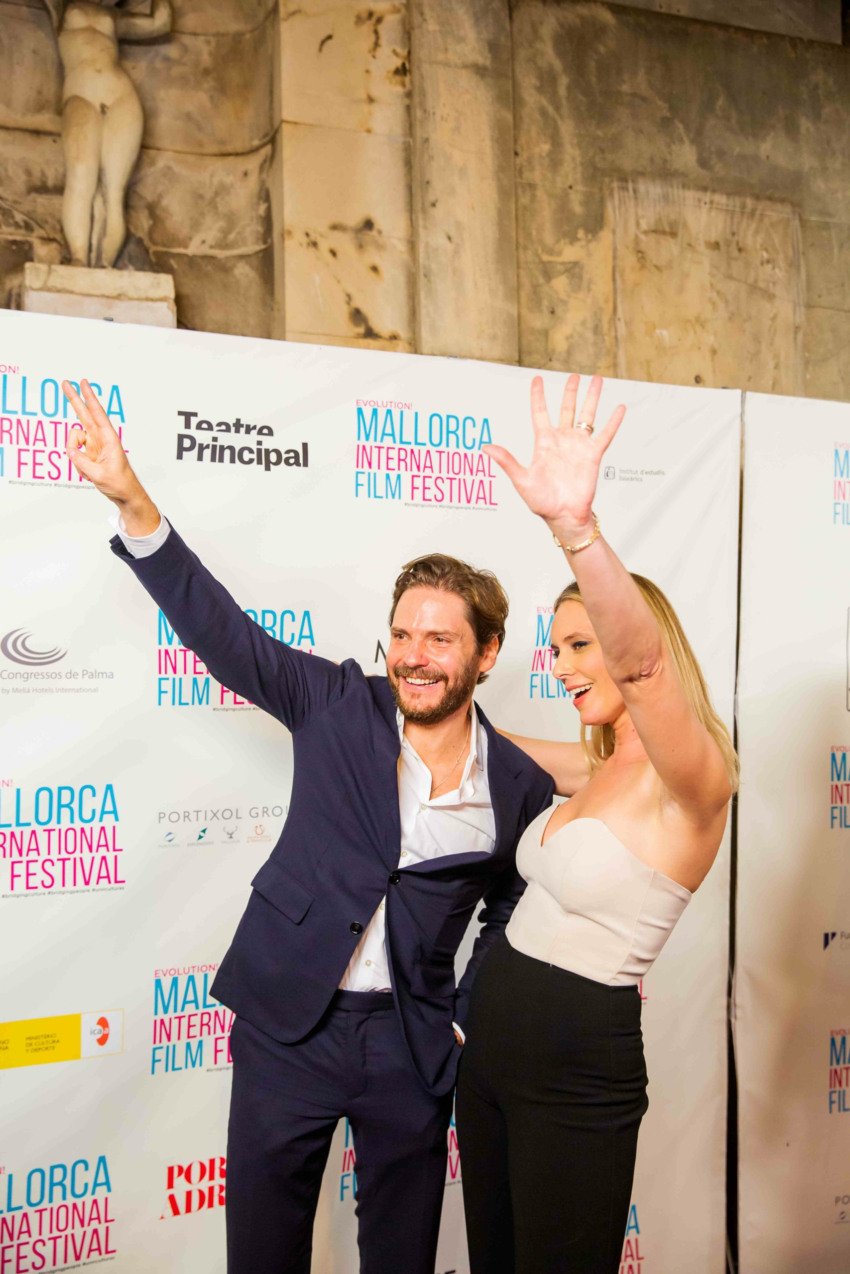 El actor hispanoalemán Daniel Brühl ("Inglorious Basterds;) mit Sandra Lipski, Gründerin des Evolution Mallorca International Film Festival, im Jahr 2023